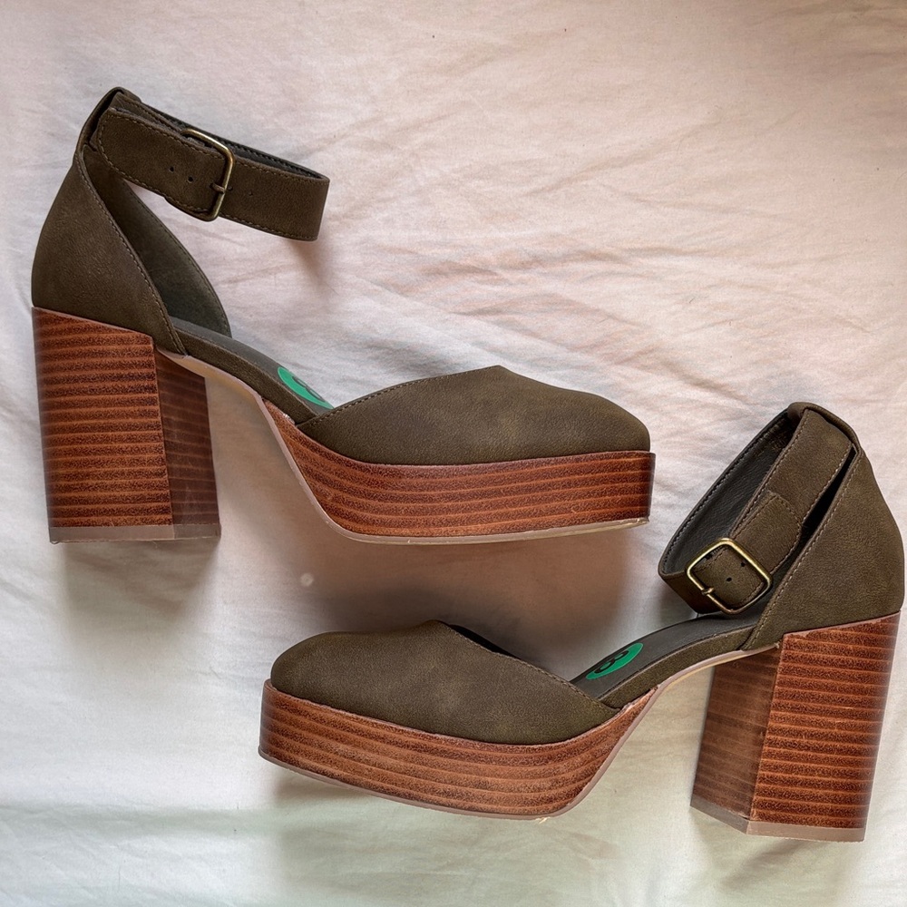 House of Harlow 1960 Olive Platform Heels